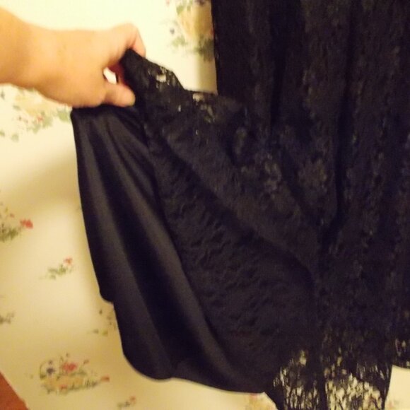 Elegant Laura black lace formal dress in sz 9 - Picture 5 of 5
